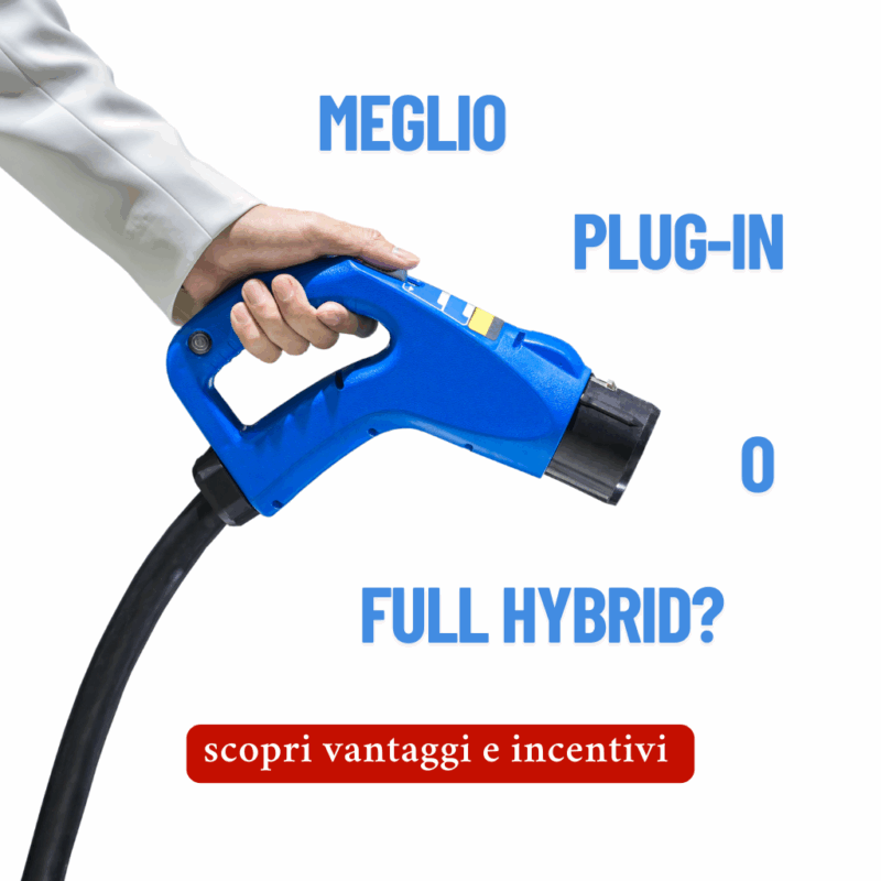 Mano che tiene un cavo di ricarica per auto elettrica con scritta “Meglio plug-in o full hybrid?”