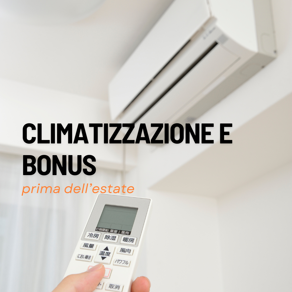 Telecomando puntato verso un climatizzatore a parete in un ambiente interno luminoso